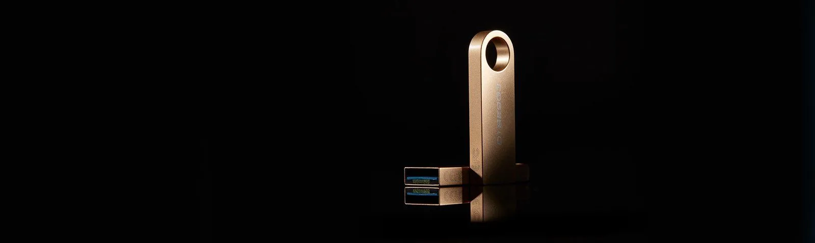 فلاشة Kingston DataTraveler SE9 G3 سعة 128GB بمنفذ USB-A 3.2 - معدنية ذهبية