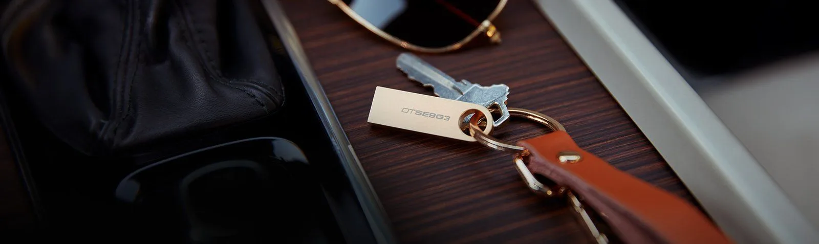 فلاشة Kingston DataTraveler SE9 G3 سعة 128GB بمنفذ USB-A 3.2 - معدنية ذهبية