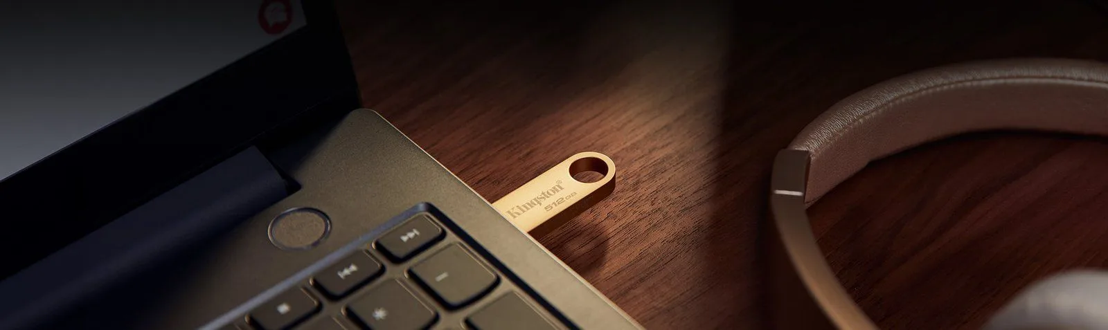فلاشة Kingston DataTraveler SE9 G3 سعة 128GB بمنفذ USB-A 3.2 - معدنية ذهبية