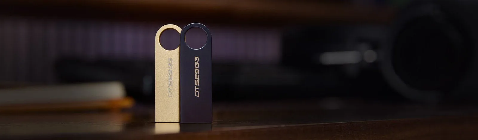 فلاشة Kingston DataTraveler SE9 G3 سعة 128GB بمنفذ USB-A 3.2 - معدنية ذهبية