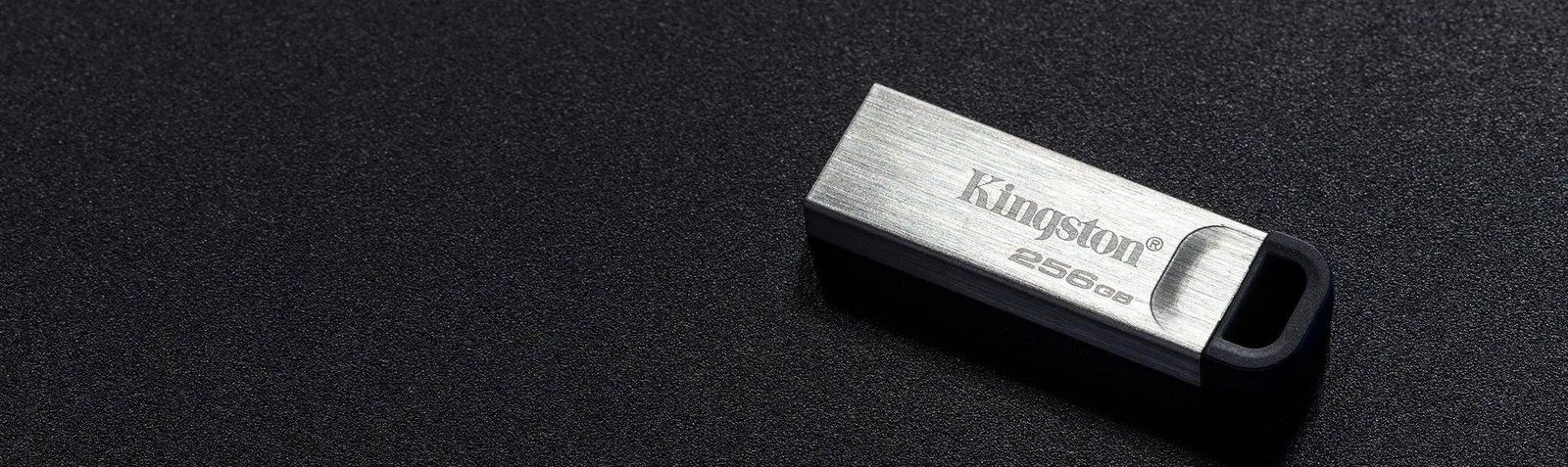 فلاشة Kingston DataTraveler Kyson سعة 256GB بمنفذ USB-A 3.2 - هيكل فولاذي فضي