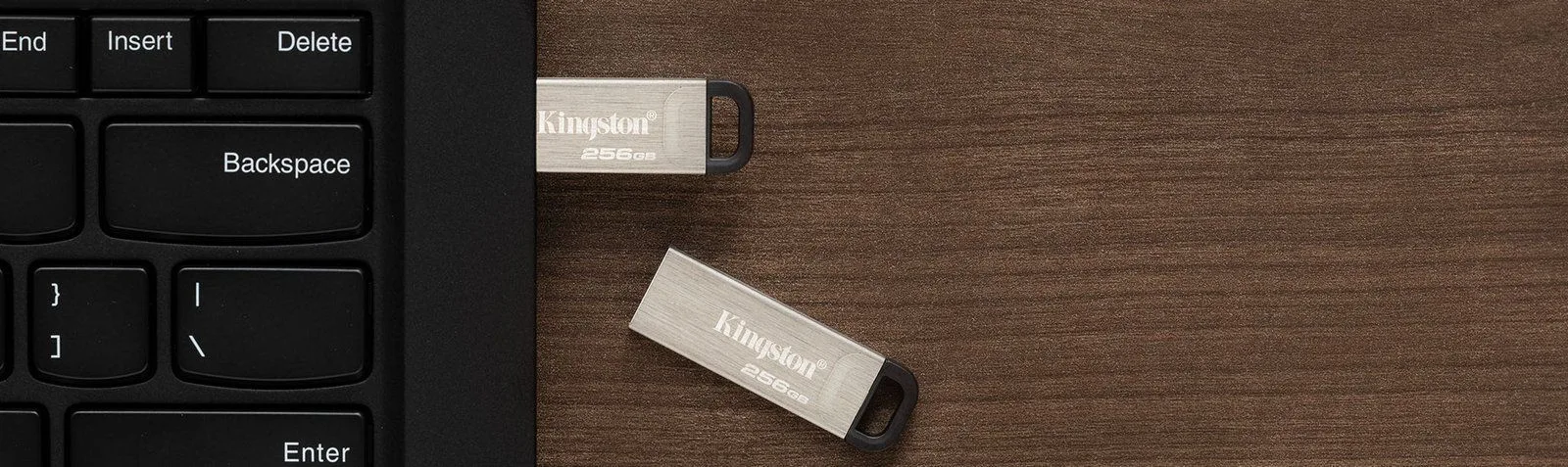 فلاشة Kingston DataTraveler Kyson سعة 256GB بمنفذ USB-A 3.2 - هيكل فولاذي فضي